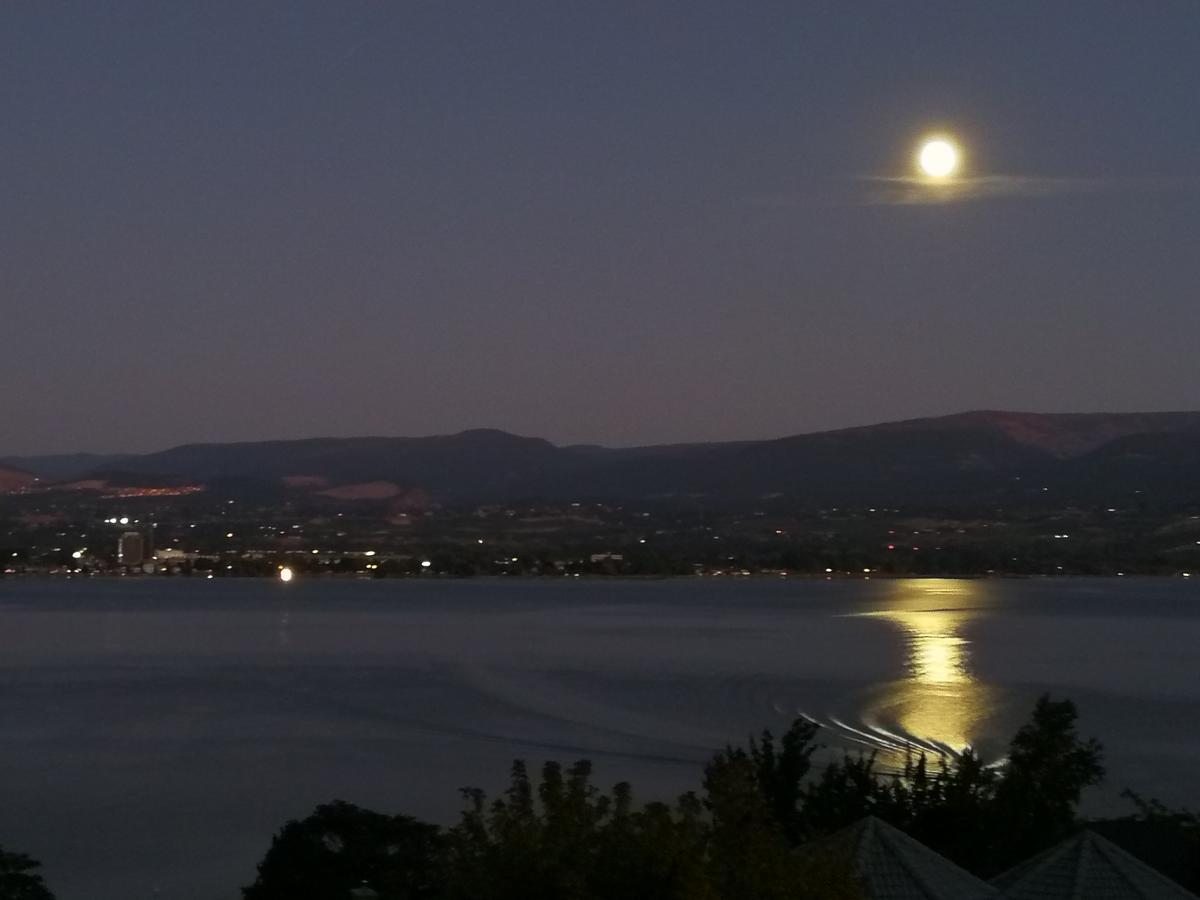 Lakeview Oasis Bed And Breakfast West Kelowna Esterno foto